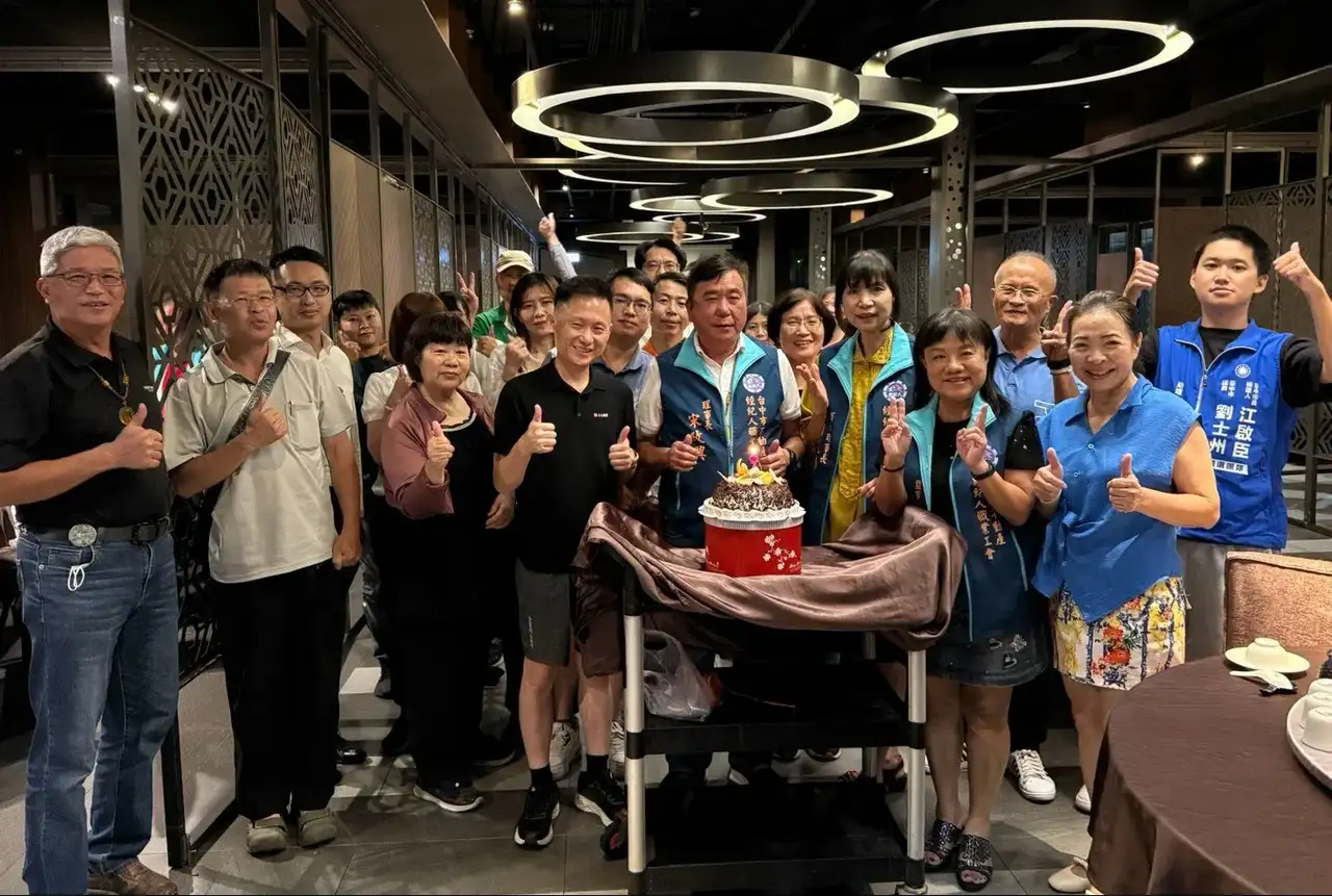工會會員在餐會上圍著蛋糕合照,大家比讚(照片取自台中市不動產經紀人職業工會官網)